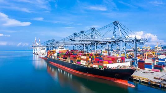 装箱货船在公海上国际运输的集装箱货船进出口业务后勤及国际运输背景