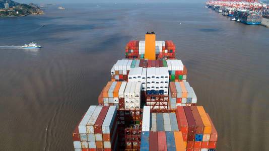 从空中俯瞰集装箱货船在进出口业务中的物流和国际运输集装箱货船在